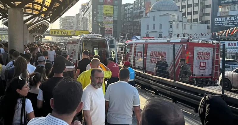 İstanbul da metrobüs kazası: Yola düşen kadın aracın altında kaldı!