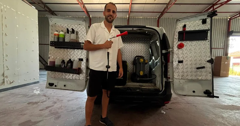 Sokak sokak gezip araçları ücretsiz yıkıyor