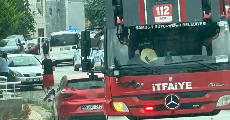 Çatıya çıkan vatandaş, polis tarafından indirildi