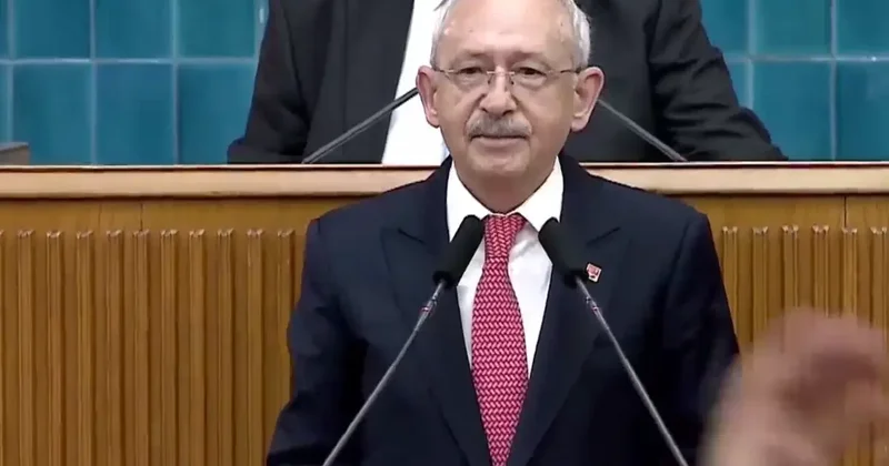 Kılıçdaroğlu yıllar sonra kürsüye çıktı, üzerine gül yaprakları atıldı
