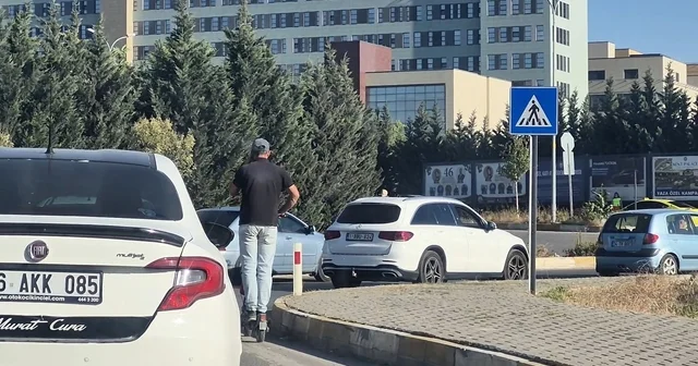 Hem kendi hem trafiğin can güvenliğini hiçe saydı Bir eli kulakta, bir eli gidonda e skuter yolculuğu kamerada Eskişehir Haberleri Habertürk Yerel Haberler