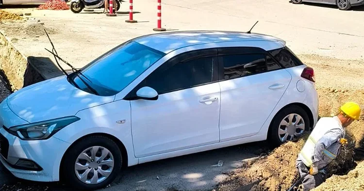 Bursa da ilginç görüntü: Araç sahibine ulaşamayınca çözümü böyle buldular