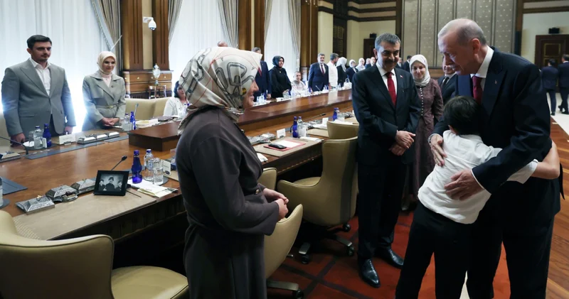 Okul saldırısında yaşamını yitiren öğrencilerin aileleri Cumhurbaşkanı Erdoğan tarafından ağırlandı
