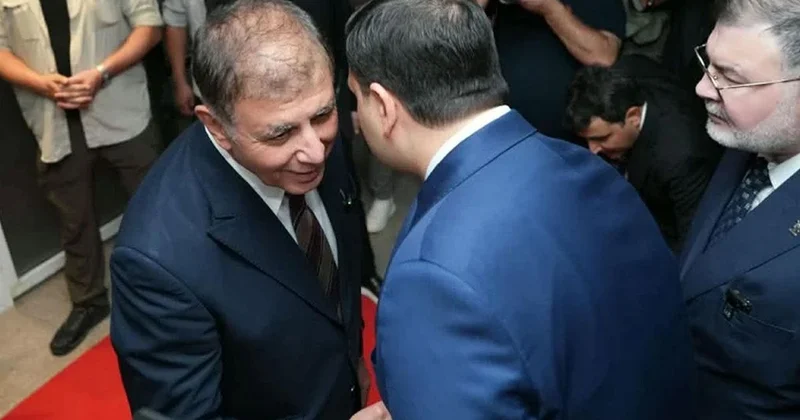 Cemil Tugay, Nâzım Hikmet Sergisi nin açılışında AK Partili Eyyüp Kadir İnan ı kapıda karşıladı