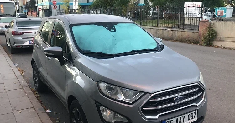 Kars ta buz kesen sabah! Termometreler eksi 7 yi gördü, araç camları buzla kaplandı