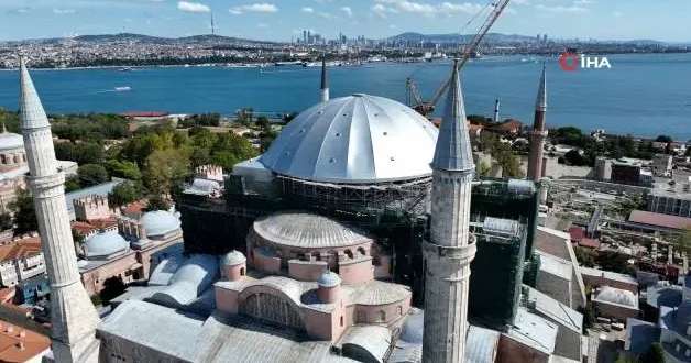 Ayasofya nın tarihi siluetinde restorasyon mesaisi: Ana kubbe gri brandayla kapatıldı