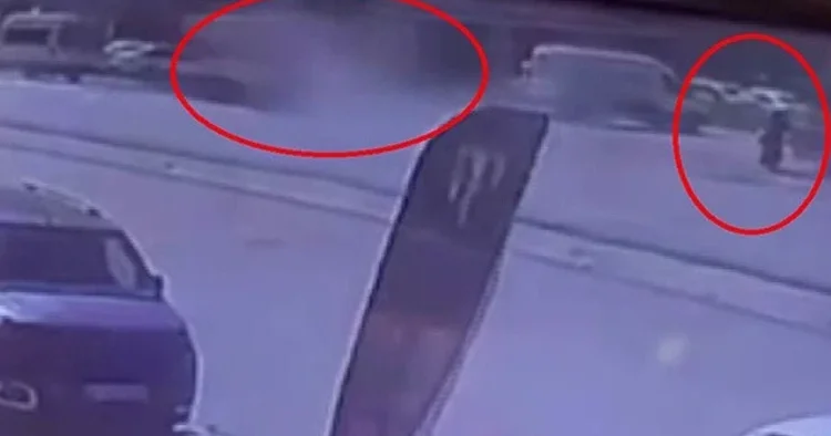 Saniyelerle kurtuldu! Kamyonetin ok gibi saplandığı kaza kamerada
