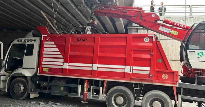 Malatya Yeşilyurt ta vinç köprüye, otomobil de vince çarptı, 4 kişi yaralandı