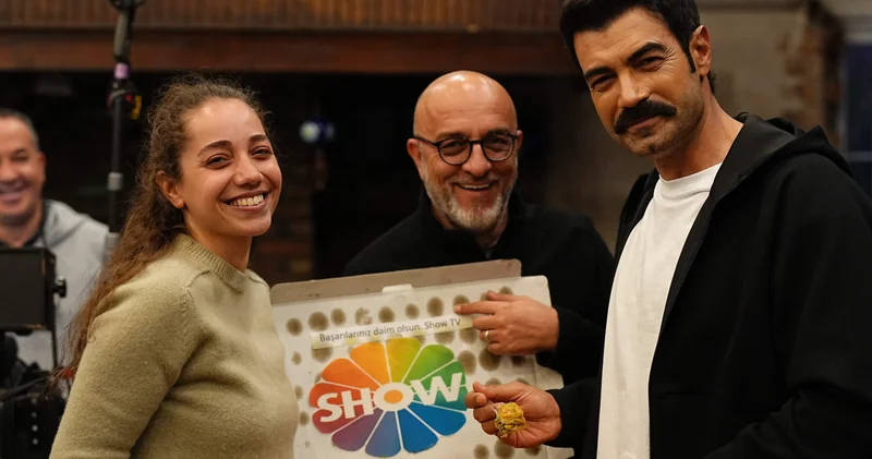 Sevdan Bir Ateş setinde reyting kutlaması