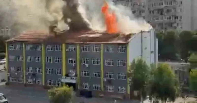 İzmir’de okul çatısında korkutan yangın