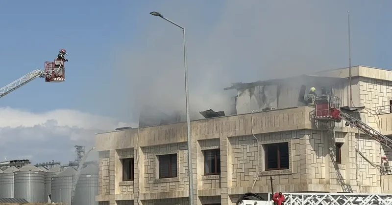 Mersin de fabrikada yangın: Alevler çatı katını sardı