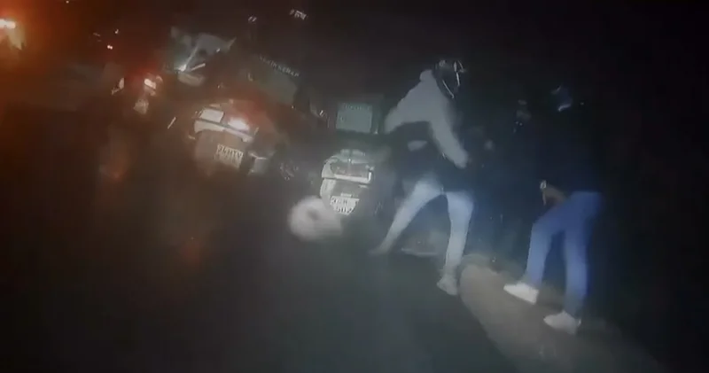 Motokuryeye feci saldırı! Başına kaskla vurdular! Son dakika haberleri