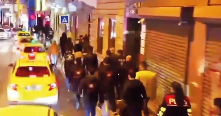 Sokaklarda turizm temizliği: Sivil ekipler şüphelileri gözaltına aldı