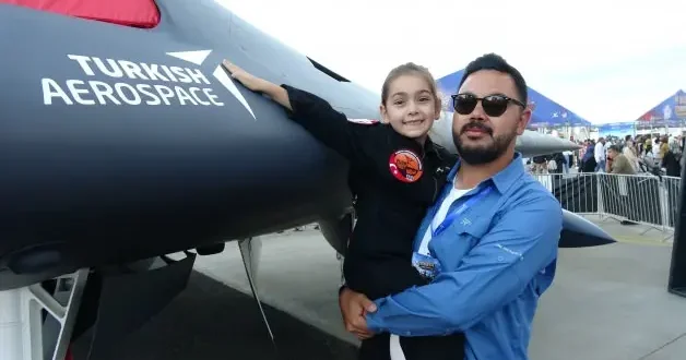 Uçakları camdan izliyordu, TEKNOFEST’te kokpite oturdu: 6 yaşındaki Meryem’in F 16 hayali