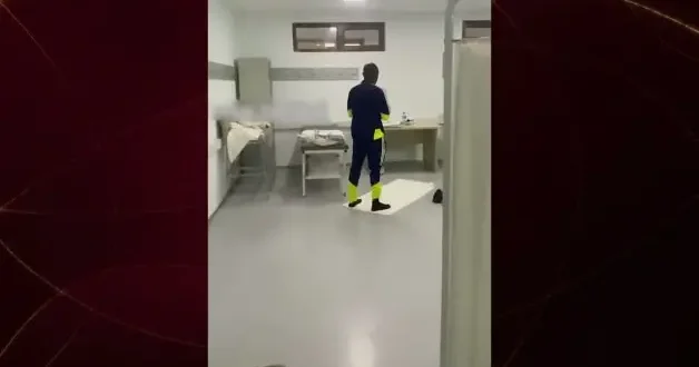 Gönülleri fethetti! Fenerbahçe nin yıldızı maçtan sonra stadyumda namaz kıldı