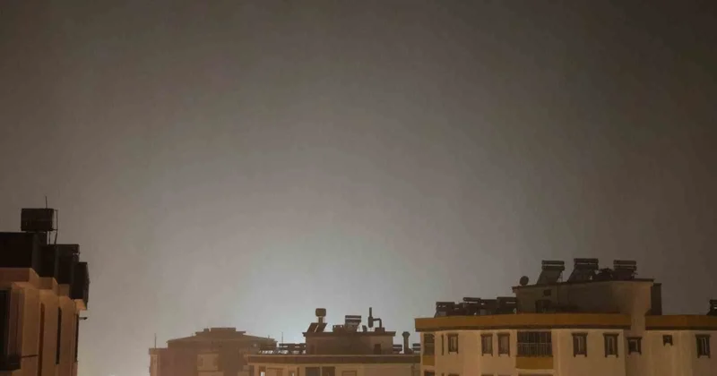 Adana Kozan da apartmana yıldırım düştü: Kopan beton parçaları park halindeki 2 aracı vurdu