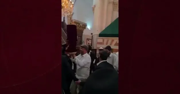 Fanatik Yahudiler den küstah hareket: Camiye dalıp dans ettiler