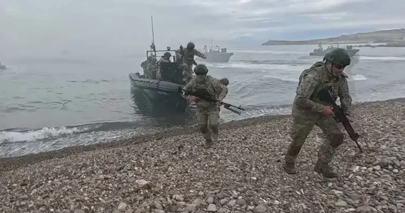 İzmir de komandolardan deniz hücum harekatı eğitimi