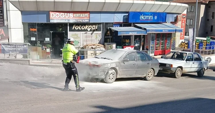Sınav heyecanı yaşayan gencin başına talihsiz olay: Park halindeki otomobili alev alev yandı