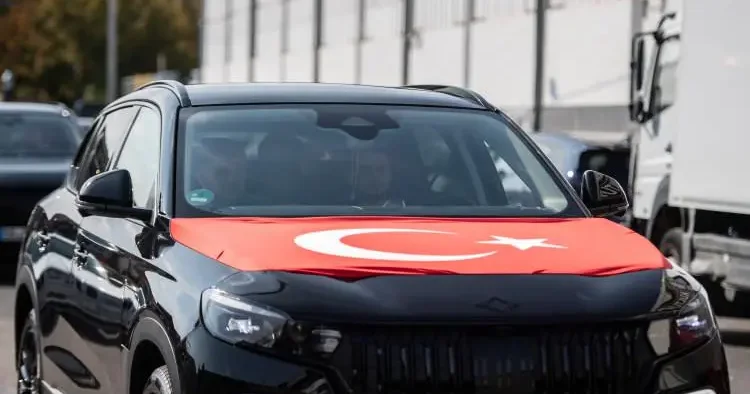 Togg Almanya yı salladı! 45 araçlık konvoy caddelerde şov yaptı