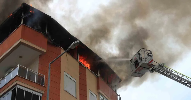 Antalya da 5 katlı apartmanın üst katı yandı, kadın şüpheli polise götürüldü