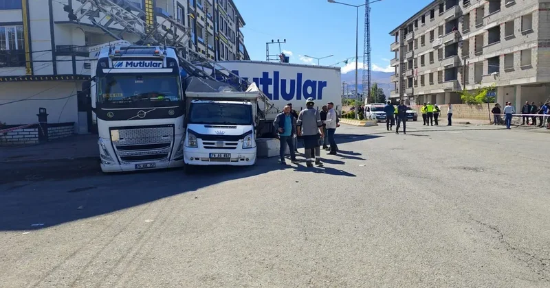 Takip gerilimi kazayla sonuçlandı! Tır hem araca hem direğe çarptı