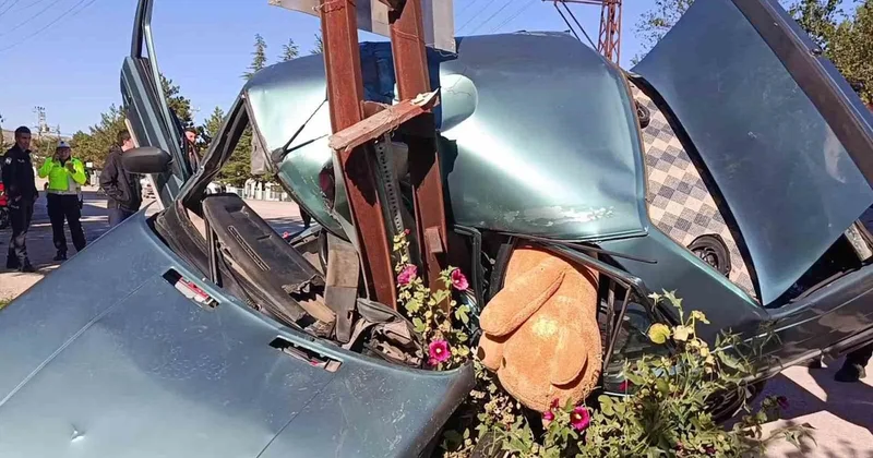 Amasya Suluova da kontrolden çıkan otomobil ikiye ayrıldı, 2 kişi yaralandı
