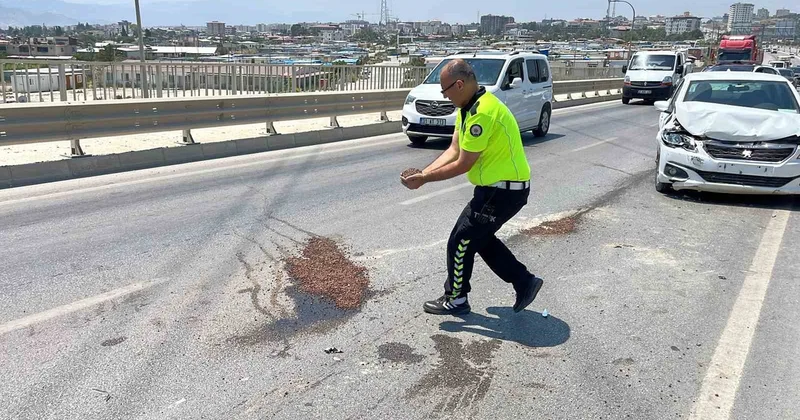 Hatay da kaza sonrası yola dökülen yağı avuçlarıyla taşıdığı kumla kapatan trafik polisi takdir topladı