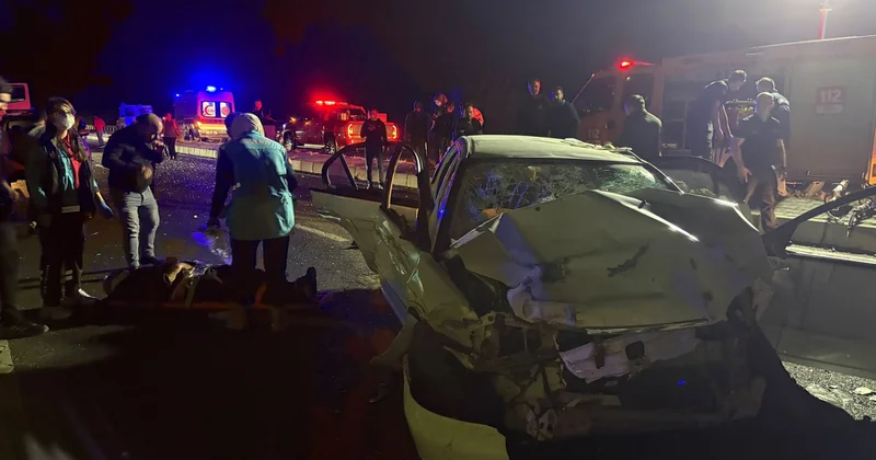 Aydın da TIR kazasına müdahale sürerken alkollü sürücü 3 araca çarptı: 12 yaralı