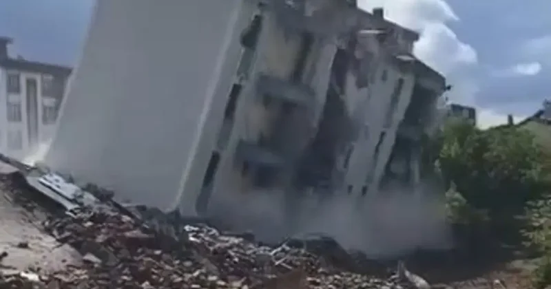 Elazığ’da ağır hasarlı bina, tek dokunuşla yerle bir oldu