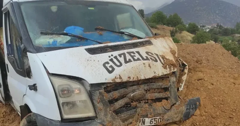 Yolcu minibüsü şarampole girdi