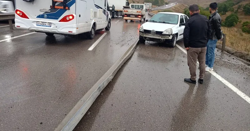 Erzurum’da korkutan kaza! 4 araç çarpıştı, can kaybı yaşanmadı