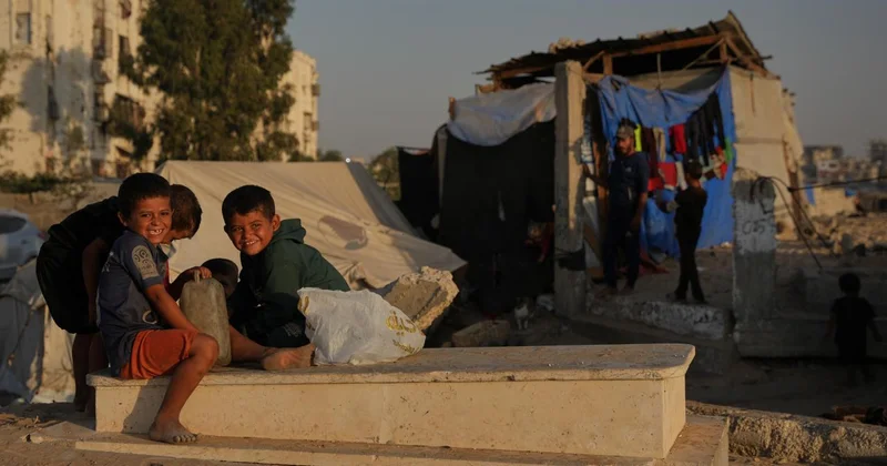 Ölülerin arasında yaşam: Mezar taşları oturak oldu