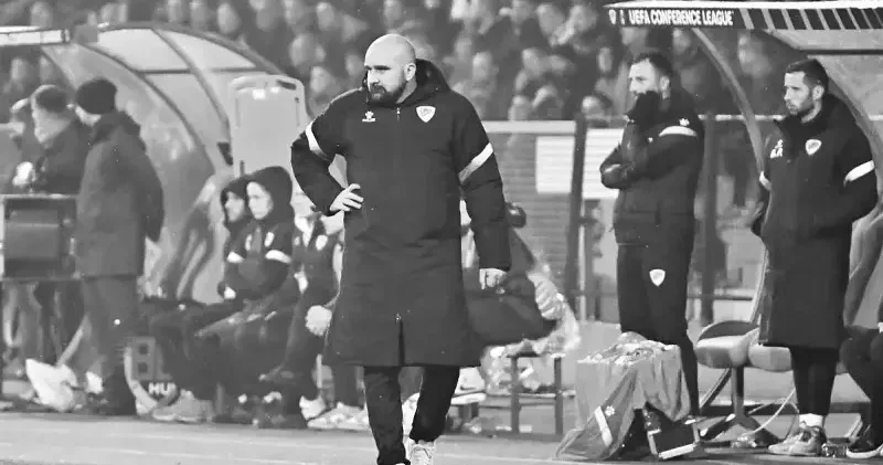 Futbol camiasını yasa boğan trajedi! Maç sırasında yere yığılan teknik direktörden acı haber Futbol Haberleri