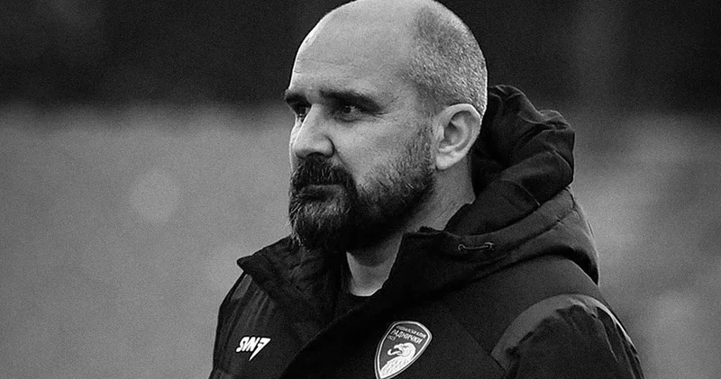 Sırbistan Süper Ligi ndeki maçta teknik direktör Mladen Zizovic hayatını kaybetti