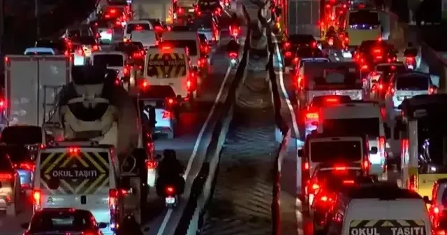 İstanbul da akşam trafiği çileye döndü: Yoğunluk yüzde 83’e Ulaştı VİDEO İZLE