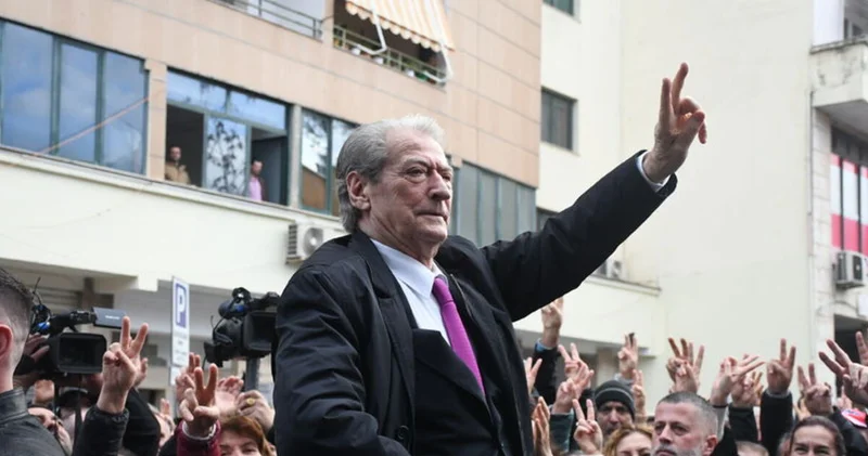 Arnavutluk muhalefeti ABD Başkanı Trump ın kampanya ekibini tutmuş Dış Haberler