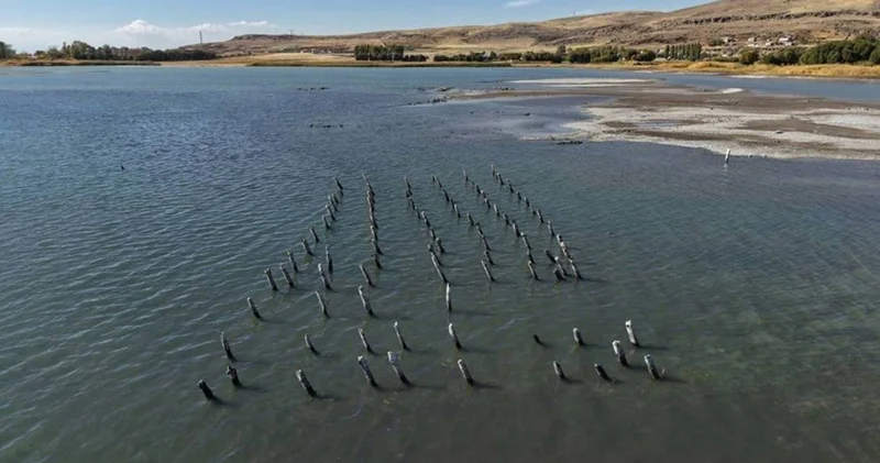 Van Gölü nde su çekildi: Asırlık iskele ortaya çıktı