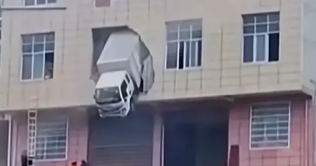 Çin’de binaya çarpan kamyon ikinci katta asılı kaldı VİDEO İZLE