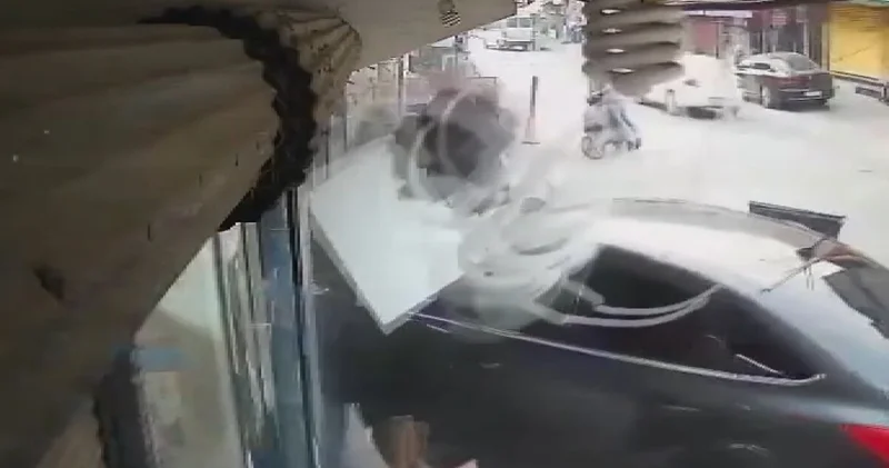 Otomobil markete daldı! Canını son anda kurtardı Son dakika haberleri