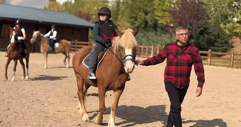 Hippoterapi ile özel gereksinimli bireyler şampiyonalara hazırlanıyor