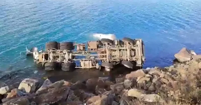 Beton mikseri Hazar Gölü ne uçtu! Şoför kurtarıldı