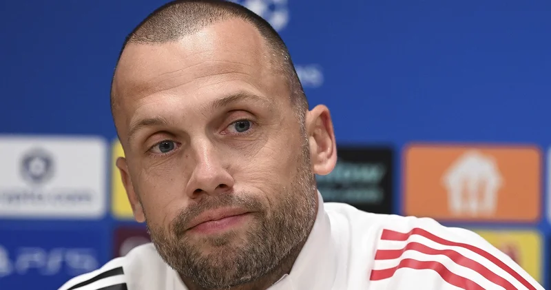 Ajax Teknik Direktörü John Heitinga: Galatasaray a çok fazla geniş alan vermememiz lazım