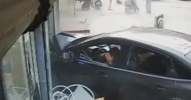 Kontrolü kaybeden sürücü dükkana adeta ok gibi saplandı: Vatandaşlar ezilmekten saniyelerle kurtuldu VİDEO İZLE