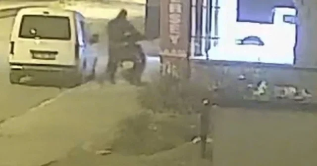 Apartmanın girişindeki motosikletin çalınma anları kamerada Hatay Haberleri