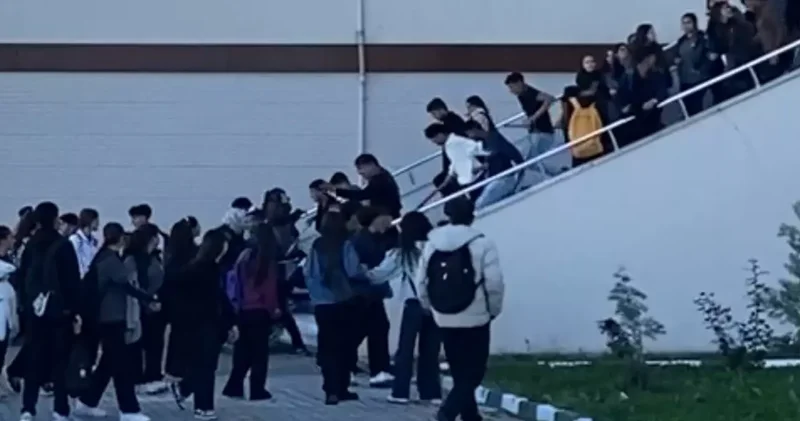 Ellerinde sopalarla okulu basıp öğrenciyi dövdüler