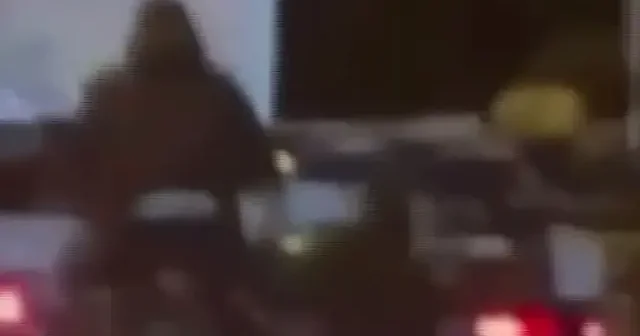 Diyarbakır da hırsızların giden TIR a motosikletle yaklaşıp koyun çaldığı anlar kameraya yansıdı VİDEO İZLE