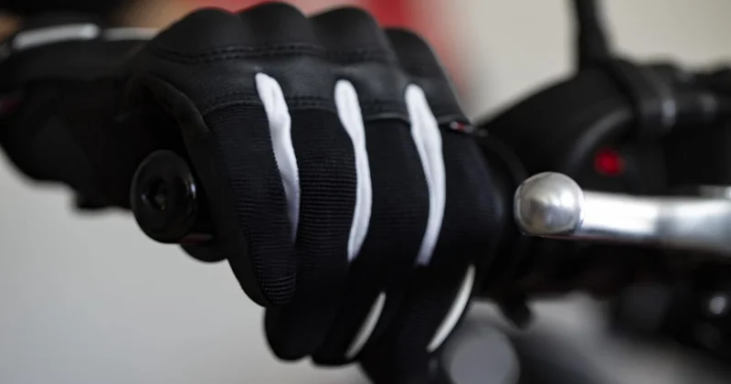 Motosikletlerde koruyucu eldiven zorunluluğu