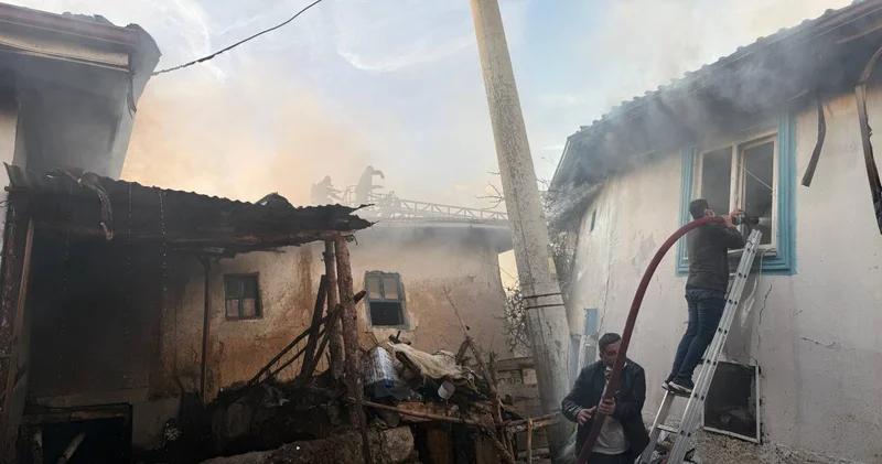 Kütahya da köyde yangın faciası! 2 ev ile 1 ahır kullanılamaz hale geldi