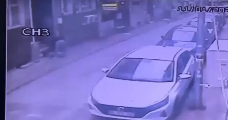 Bayılan epilepsi hastası gencin telefonunu çaldı